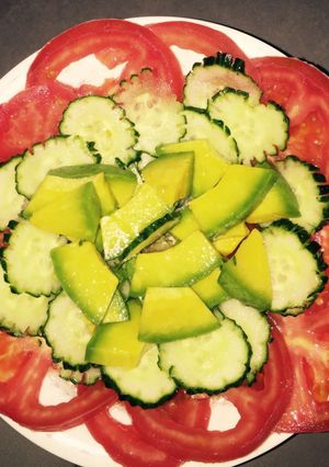 Una foto de Ensalada de tomate, pepino y aguacate