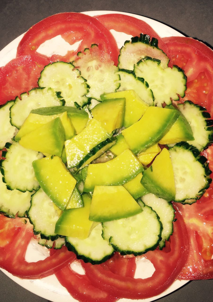 Una foto de Ensalada de tomate, pepino y aguacate