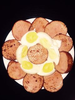 Una foto de Huevos acompañados