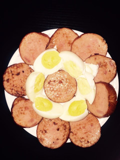 Una foto de Huevos acompañados