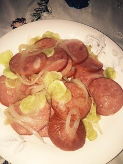 Una foto de Ensalada de jamón, pepino y cebolla