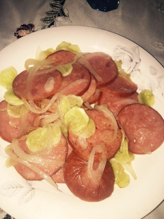 Una foto de Ensalada de jamón, pepino y cebolla