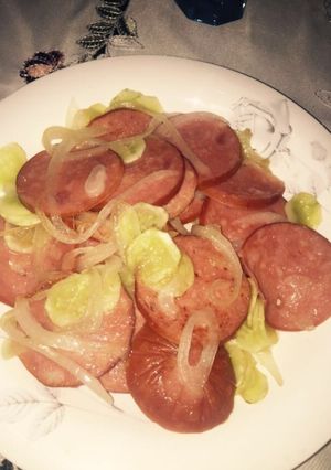 Una foto de Ensalada de jamón, pepino y cebolla