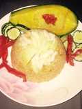 Arroz amarrillo con cebolla, pepino, tomate y aguacate