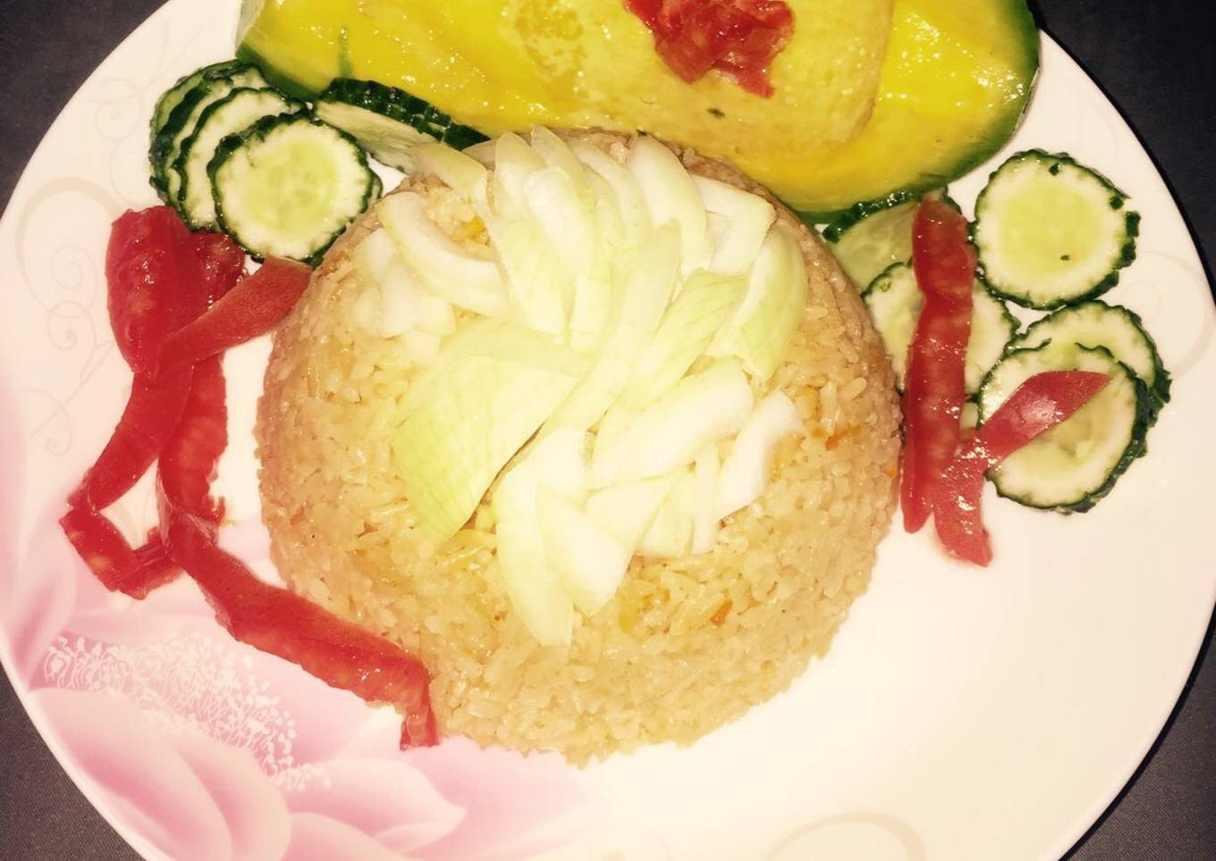 Arroz amarrillo con cebolla, pepino, tomate y aguacate