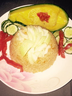 Una foto de Arroz amarrillo con cebolla, pepino, tomate y aguacate