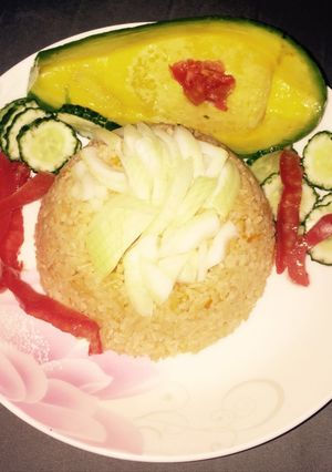 Una foto de Arroz amarrillo con cebolla, pepino, tomate y aguacate