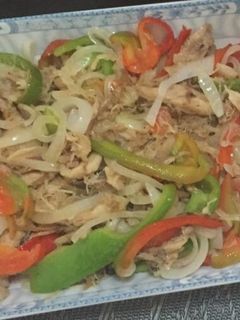 Una foto de Pollo con pimientos 
