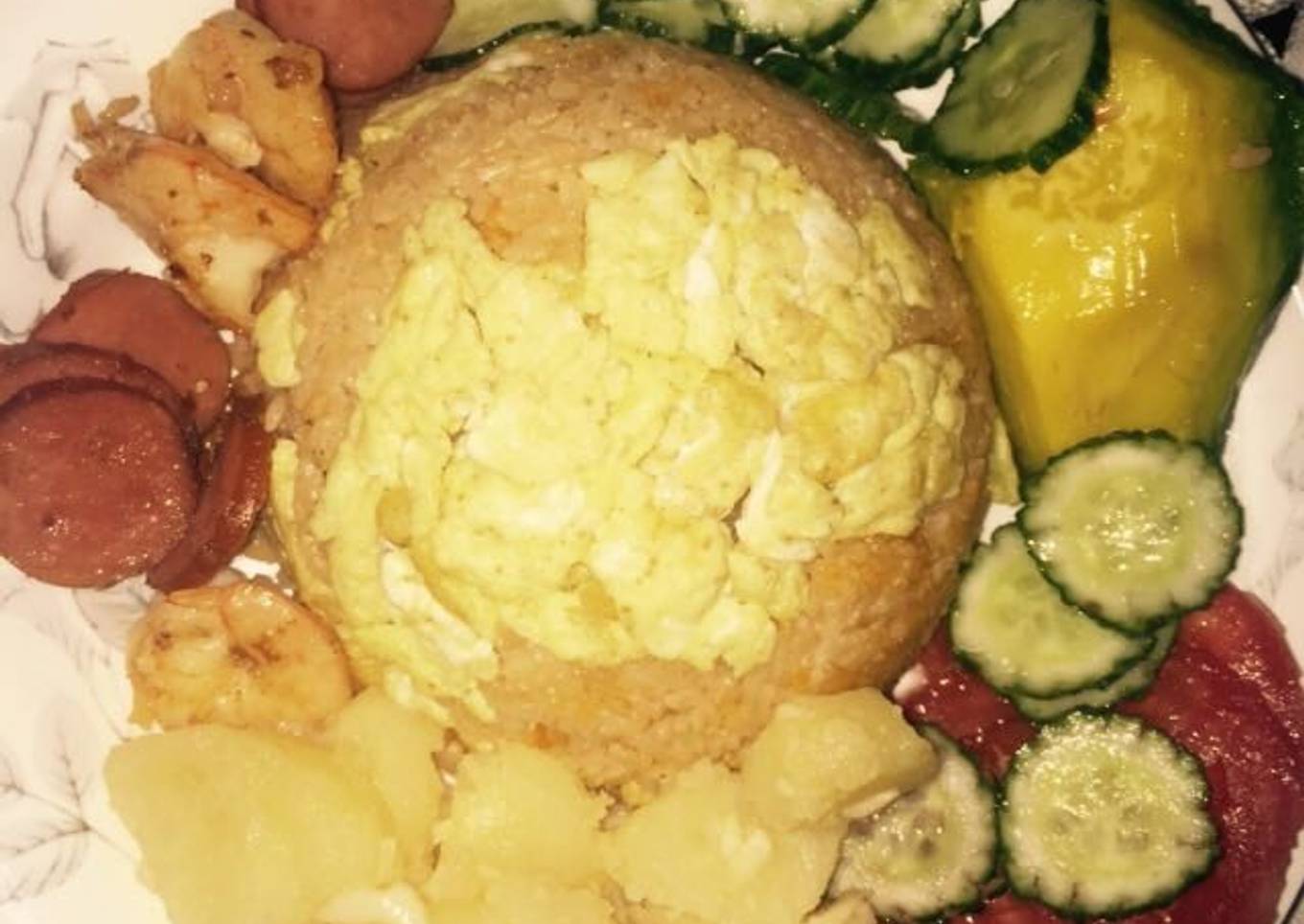 Comida mixta. Arroz, huevo, jamón, papa, pepino, tomate y aguacate