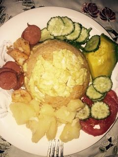 Una foto de Comida mixta. Arroz, huevo, jamón, papa, pepino, tomate y aguacate