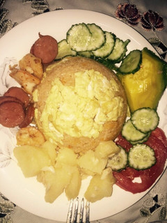 Una foto de Comida mixta. Arroz, huevo, jamón, papa, pepino, tomate y aguacate