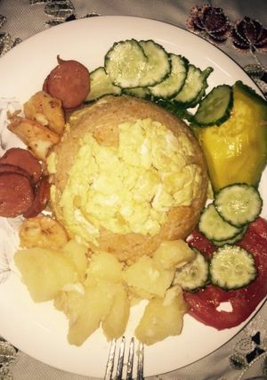 Una foto de Comida mixta. Arroz, huevo, jamón, papa, pepino, tomate y aguacate