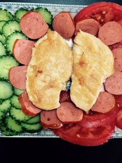 Una foto de Pollo frito con ensalada