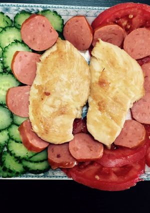 Una foto de Pollo frito con ensalada
