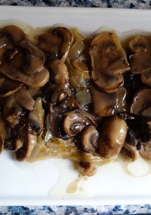 Una foto de Champiñones en salsa