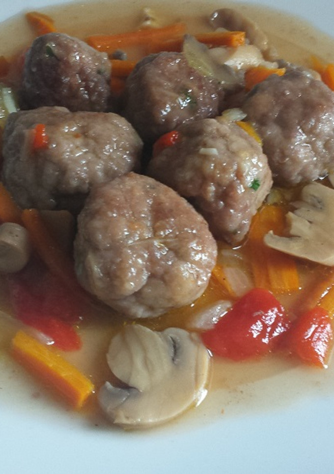 Una foto de Albondigas a la jardinera
