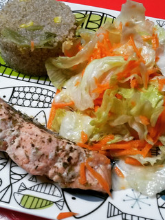 Una foto de Salmón al limón con quinoa