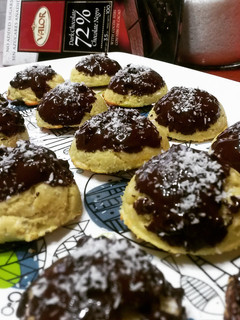 Una foto de Galletas de Coco con cobertura de Chocolate