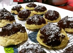 Una foto de Galletas de Coco con cobertura de Chocolate 