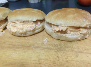 Una foto de Sándwich Pasta de Huevo en pan Amasado