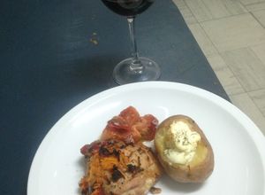 Una foto de Pollo al horno con vegetales asados
