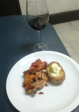 Una foto de Pollo al horno con vegetales asados