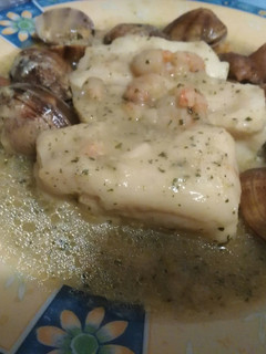 Una foto de merluza en salsa verde