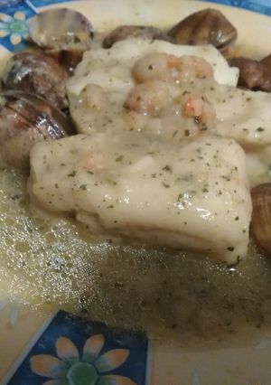 Una foto de merluza en salsa verde