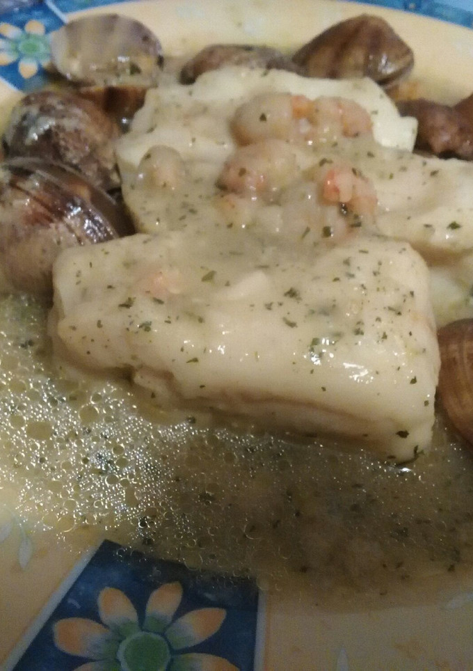 Una foto de merluza en salsa verde