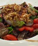 Ensalada crujiente de queso de cabra con uvas y nueces.