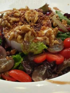 Una foto de Ensalada crujiente de queso de cabra con uvas y nueces.