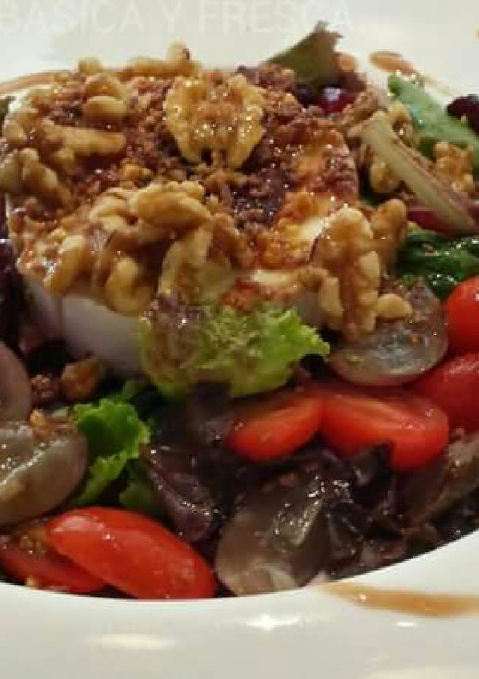 Una foto de Ensalada crujiente de queso de cabra con uvas y nueces.