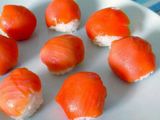 bolas de arroz, rellena de queso y salmón