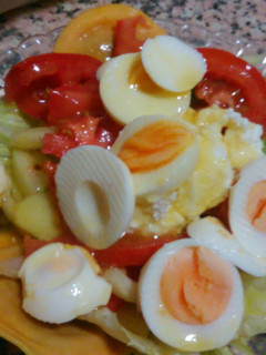 Una foto de Ensalada de miel y mostaza, con ravioli.