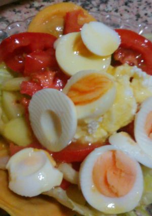 Una foto de Ensalada de miel y mostaza, con ravioli.