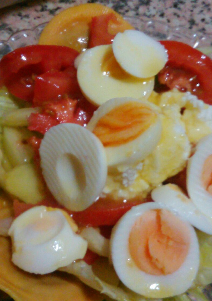 Una foto de Ensalada de miel y mostaza, con ravioli.