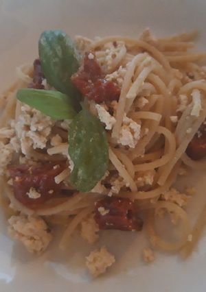 Foto di Spaghetti con tofu e pomodorini secchi sott'olio