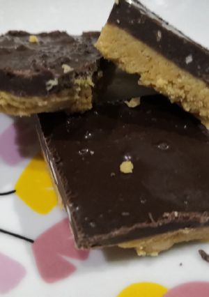 صورة لوصفة مربعات زبدة الفستق بالشوكولاته