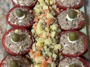 Una foto de tomates rellenos con atún