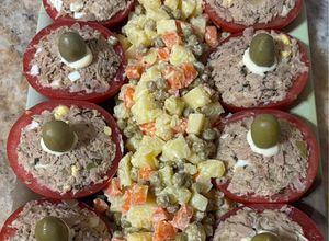 Una foto de Tomates rellenos con atún