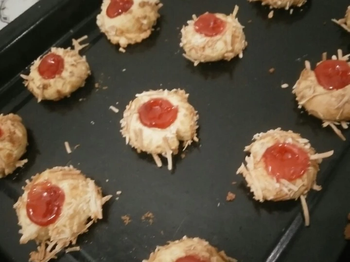 Easy Ways Make Recipes Strawberry thumbprint cookies the Can Spoil the Tongue So Delicious.