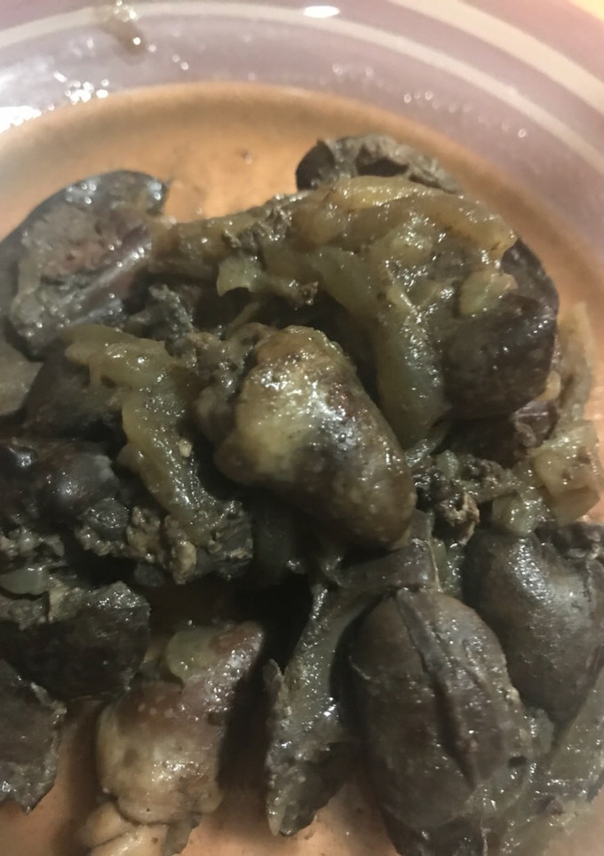 Una foto de Higaditos de pollo encebollado al vino tinto