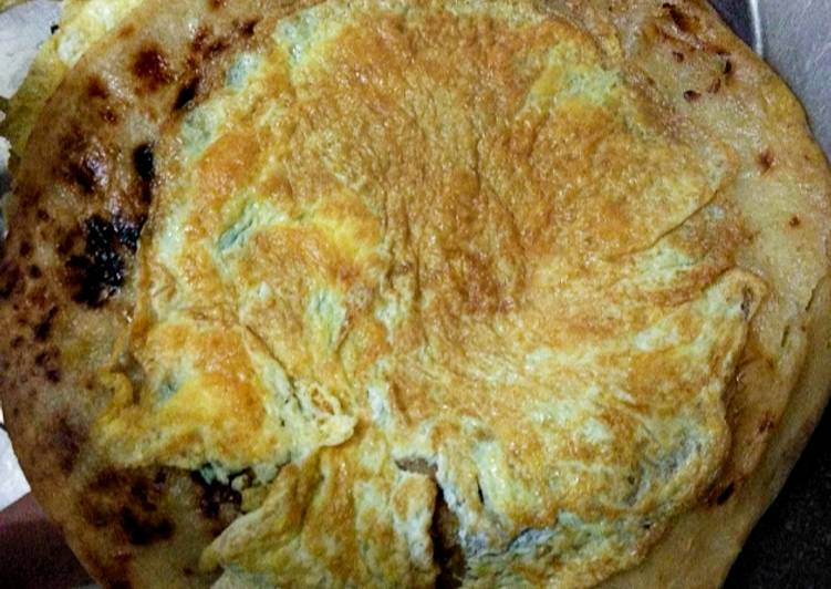 Simple Way to Prepare Perfect Omelette with Paratha