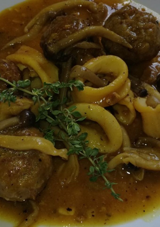 Una foto de Albóndigas estofadas con calamarcitos y setas variadas