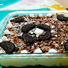 A picture of Oreo cream pudding.