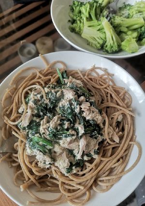 Una foto de Pastas integrales con atún y espinaca