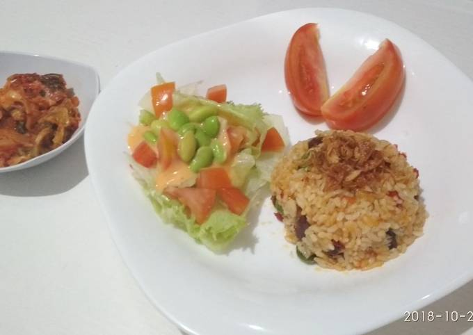 Langkah Mudah untuk Menyiapkan Nasi goreng kambing + salad, Enak Banget