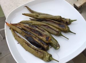 Une photo de Piments verts marocains grillés
