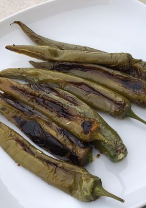 Une photo de Piments verts marocains grillés