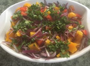 Una foto de Ensalada de pimentón arcoíris